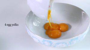 Đam Mê Ẩm Thực Cho-4-lòng-đỏ-trứng-13-cup-đường-vào-tô-và-đánh-tơi-300x169  