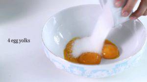 Đam Mê Ẩm Thực Cho-4-lòng-đỏ-trứng-13-cup-đường-vào-tô-và-đánh-tơi2-300x169  
