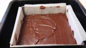 Đam Mê Ẩm Thực Cho-hỗn-hợp-Chocolate-vào-khuôn-và-làm-lạnh-ở-ngăn-mát-ít-nhất-4-tiếng-hoặc-để-qua-đêm2-300x169  