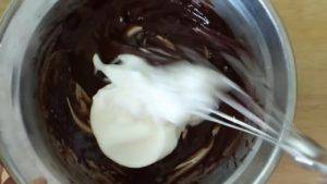 Đam Mê Ẩm Thực Cho-hỗn-hợp-lòng-trắng-trứng-đã-đánh-bông-ở-bước-2-vào-hỗn-hợp-chocolate-ở-bước-1-trộn-đều.-300x169  