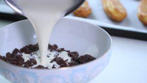Đam Mê Ẩm Thực Cho-kem-Whipping-nóng-vào-chocolate-đã-nghiền-và-trộn-đều-300x169  