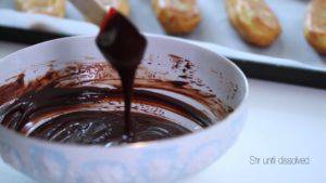 Đam Mê Ẩm Thực Cho-kem-Whipping-nóng-vào-chocolate-đã-nghiền-và-trộn-đều3-300x169  