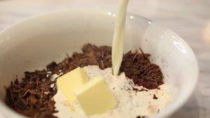 Đam Mê Ẩm Thực Cho-kem-Whipping-vừa-đun-sôi-vào-bát-chocolate-ở-bước-2-và-trộn-cho-đến-khi-quyện-đều-300x169  