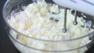 Đam Mê Ẩm Thực Cho-kem-cheese-vào-bát-và-đánh-bông2-1-300x169  