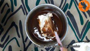 Đam Mê Ẩm Thực Cho-kem-whipping-cream-đã-được-đánh-bông-vào-hỗn-hợp-chocolate-và-trộn-đều.-300x169  