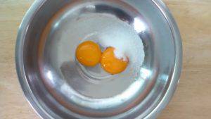 Đam Mê Ẩm Thực Cho-lòng-đỏ-trứng-và-đường-vào-bát-và-đánh-bông-1-300x169  