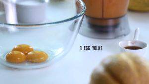Đam Mê Ẩm Thực Cho-lòng-đỏ-trứng-vào-bát-đường-1-tsp-chiết-suất-vani-300x169  