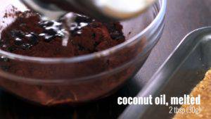 Đam Mê Ẩm Thực Cho-mật-ong-chiết-xuất-vani-bột-cacao-dầu-dừa-đun-sôi-và-trộn-đều-cho-đến-khi-sánh4-300x169  