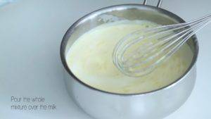 Đam Mê Ẩm Thực Cho-sữa-nóng-vào-hỗn-hợp-lòng-đỏ-trứng-ở-bước-1-và-trộn-đều2-300x169  