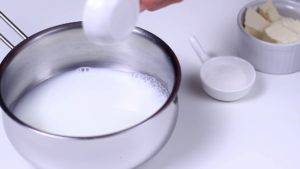 Đam Mê Ẩm Thực Cho-sữa-nước-vào-nồi-12-tsp-muối-2-tsp-đường-5-12-tbsp-bơ3-300x169  