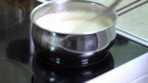 Đam Mê Ẩm Thực Cho-sữa-nóng-vào-hỗn-hợp-lòng-đỏ-trứng-ở-bước-1-và-trộn-đều3-300x169  