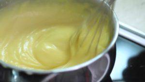 Đam Mê Ẩm Thực Cho-sữa-nóng-vào-hỗn-hợp-lòng-đỏ-trứng-ở-bước-1-và-trộn-đều4-300x169  