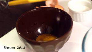 Đam Mê Ẩm Thực Cho-vỏ-chanh-tây-vào-lòng-đỏ-trứng-và-trộn-đều-300x169  