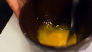 Đam Mê Ẩm Thực Cho-vỏ-chanh-tây-vào-lòng-đỏ-trứng-và-trộn-đều2-300x169  