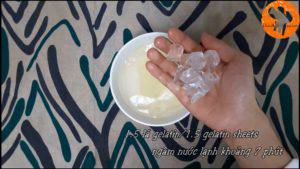 Đam Mê Ẩm Thực Ngâm-3-lá-gelatin-vào-nước-lạnh-làm-mềm-trong-khoảng-7-phút.-300x169  