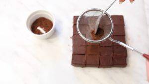 Đam Mê Ẩm Thực Rắc-bột-cacao-và-hoàn-thành-1-300x169  