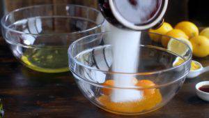 Đam Mê Ẩm Thực Thêm-đường-bơ-vào-lòng-đỏ-trứng-và-đánh-bông-300x169  