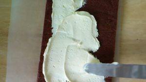 Đam Mê Ẩm Thực Trải-đều-hỗn-hợp-kem-whipping-vào-mặt-bánh-gato-Chocolate-300x169  