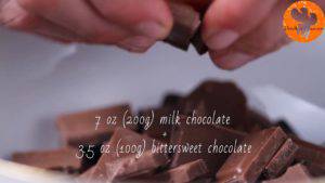 Đam Mê Ẩm Thực Bóp-vụn-chocolate-sữa-và-chocolate-đen-300x169  