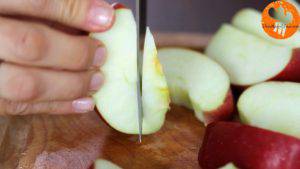 Đam Mê Ẩm Thực Chia-quả-táo-làm-8-phần-và-bỏ-hạt-300x169  