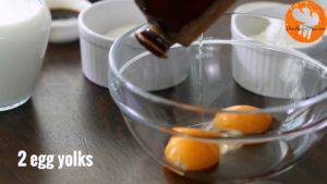 Đam Mê Ẩm Thực Cho-2-lòng-đỏ-trứng-14-cup-50g-đường-kính-muối-vào-bát-và-đánh-tơi-cho-đến-khi-sánh-300x169  
