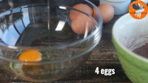 Đam Mê Ẩm Thực Cho-4-quả-trứng-đường-kính-vào-bát-và-đánh-tơi-300x169  