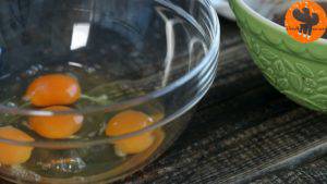 Đam Mê Ẩm Thực Cho-4-quả-trứng-đường-kính-vào-bát-và-đánh-tơi2-300x169  