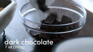 Đam Mê Ẩm Thực Cho-Chocolate-bơ-vào-bát.-Đun-cách-thủy-và-khuấy-đều-tay-cho-đến-khi-tan-300x169  