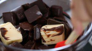 Đam Mê Ẩm Thực Cho-Chocolate-bơ-vào-bát.-Đun-cách-thủy-và-khuấy-đều-tay-cho-đến-khi-tan4-300x169  