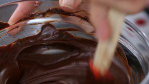 Đam Mê Ẩm Thực Cho-Chocolate-bơ-vào-bát.-Đun-cách-thủy-và-khuấy-đều-tay-cho-đến-khi-tan5-300x169  