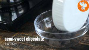 Đam Mê Ẩm Thực Cho-Chocolate-chip-12-cup-120g-kem-Whipping-vào-bát-và-đun-cách-thủy-với-lửa-nhỏ-cho-đến-khi-tan-đều-300x169  