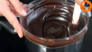 Đam Mê Ẩm Thực Cho-Chocolate-chip-12-cup-120g-kem-Whipping-vào-bát-và-đun-cách-thủy-với-lửa-nhỏ-cho-đến-khi-tan-đều5-300x169  
