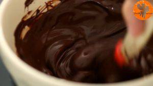 Đam Mê Ẩm Thực Cho-Chocolate-vào-bát.-Đun-cách-thủy-và-khuấy-đều-cho-đến-khi-tan4-300x169  
