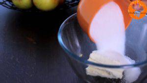 Đam Mê Ẩm Thực Cho-bơ-vào-bát-đường-và-đánh-đều-Thêm-lòng-đỏ-trứng-lần-lượt-Sour-cream-chiết-suất-vani-vỏ-chanh-bột-mì-và-đánh-đều-1-300x169  