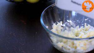 Đam Mê Ẩm Thực Cho-bơ-vào-bát-đường-và-đánh-đều-Thêm-lòng-đỏ-trứng-lần-lượt-Sour-cream-chiết-suất-vani-vỏ-chanh-bột-mì-và-đánh-đều-2-300x169  