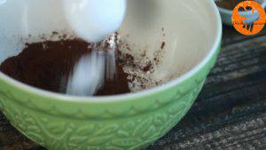 Đam Mê Ẩm Thực Cho-bột-mì-đa-dụng-bột-cacao-bột-baking-powder-muối-vào-bát-và-trộn-đều3-300x169  