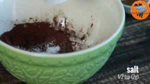 Đam Mê Ẩm Thực Cho-bột-mì-đa-dụng-bột-cacao-bột-baking-powder-muối-vào-bát-và-trộn-đều4-300x169  