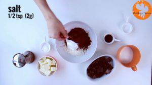 Đam Mê Ẩm Thực Cho-bột-mì-đa-dụng-bột-cacao-muối-bột-baking-powder-vào-bát-và-trộn-đều3-300x169  