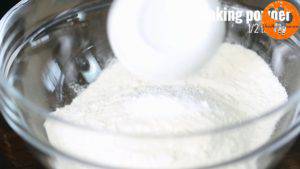 Đam Mê Ẩm Thực Cho-bột-mì-đa-dụng-muối-bột-baking-powder-vào-bát-và-trộn-đều3-300x169  