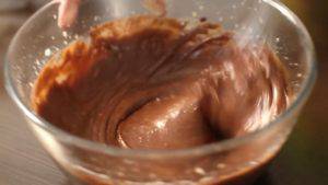 Đam Mê Ẩm Thực Cho-dần-dần-hỗn-hợp-Chocolate-đã-tan-ở-bước-2-vào-hỗn-hợp-ở-bước-3-và-khuấy-đều-tay4-300x169  