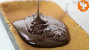 Đam Mê Ẩm Thực Cho-hỗn-hợp-Chocolate-đã-trộn-ở-bước-3-vào-khuôn-và-trải-đều.-Sau-đó-để-lạnh-1-2-giờ-300x169  