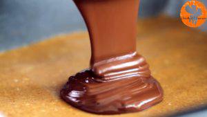 Đam Mê Ẩm Thực Cho-hỗn-hợp-Chocolate-ở-bước-1-vào-khuôn-và-trải-đều-300x169  