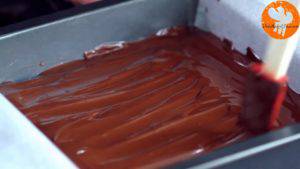 Đam Mê Ẩm Thực Cho-hỗn-hợp-Chocolate-ở-bước-1-vào-khuôn-và-trải-đều2-300x169  