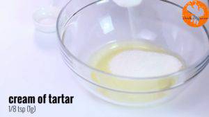 Đam Mê Ẩm Thực Cho-lòng-trắng-trứng-đường-cream-of-tartar-chút-muối-vào-bát-đun-cách-thủy-và-khuấy-liên-tục-trong-5-phút-ở-nhiệt-độ-71C-2-300x169  