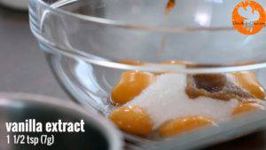 Đam Mê Ẩm Thực Cho-lòng-đỏ-trứng-đường-vani-vào-bát-và-đánh-cho-đến-khi-quyện4-300x169  