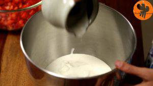 Đam Mê Ẩm Thực Cho-sữa-chua-vào-máy-kem-whipping-đường-bột-và-đánh-đều-đến-khi-bông-2-300x169  