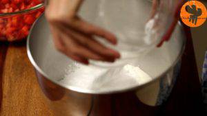 Đam Mê Ẩm Thực Cho-sữa-chua-vào-máy-kem-whipping-đường-bột-và-đánh-đều-đến-khi-bông-3-300x169  