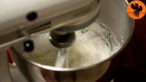 Đam Mê Ẩm Thực Cho-sữa-chua-vào-máy-kem-whipping-đường-bột-và-đánh-đều-đến-khi-bông-4-300x169  