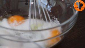 Đam Mê Ẩm Thực Cho-trứng-đường-vào-bát-và-đánh-đều3-300x169  