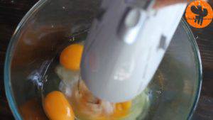 Đam Mê Ẩm Thực Cho-trứng-đường-muối-chiết-suất-vani-vào-bát-và-đánh-cho-đến-khi-quyện-đều5-300x169  